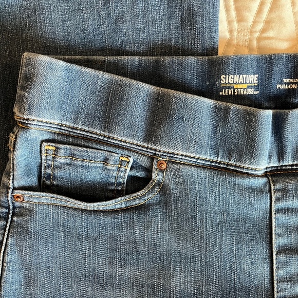 Levi’s Signature Totally Shaping Pull-On Boot Cut Jeans Size 12P - Picture 4 of 12